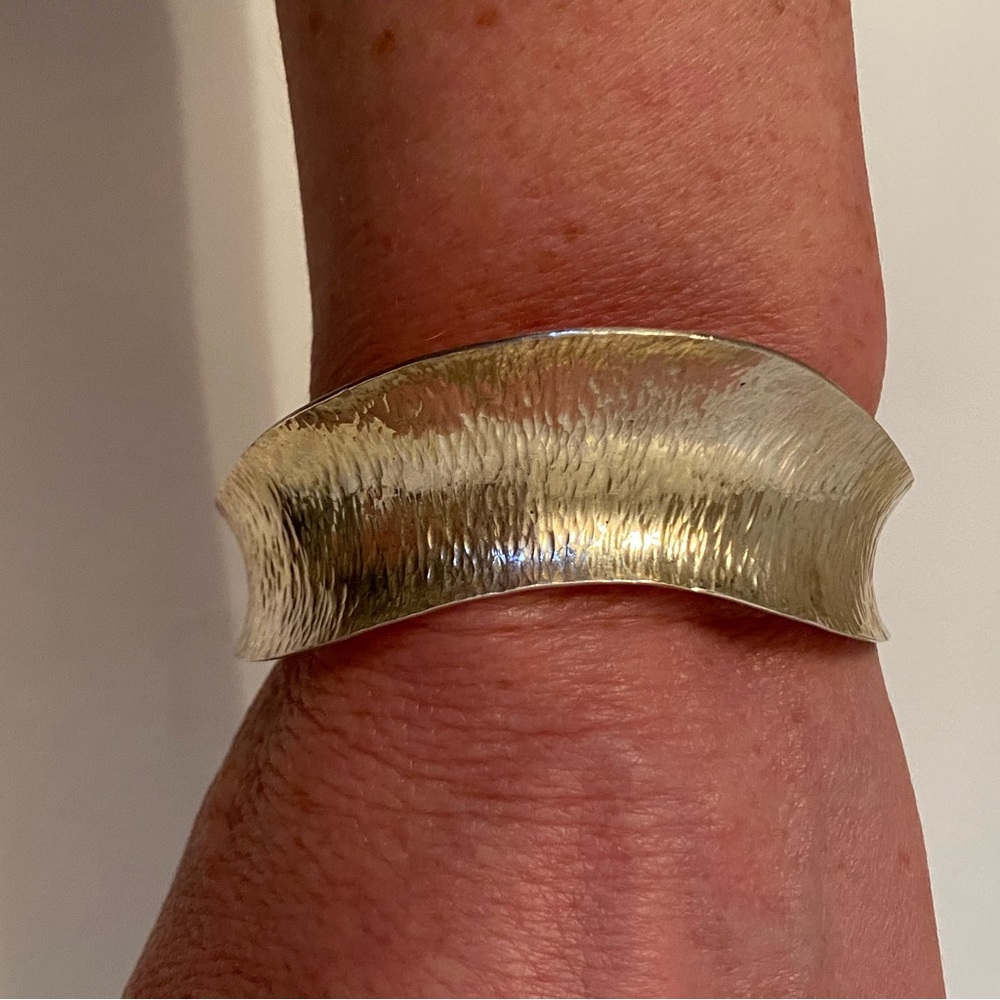 DESIGNER MB SIGNED STERLING SILVER MODERNIST HAMMERED CUFF BRACELET 19.9 g - Picture 4 of 11